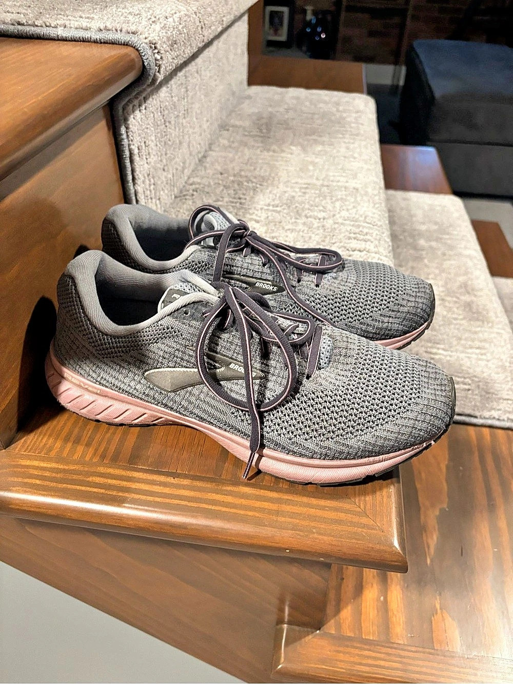 Brooks women’s Athletic Shoes Gray & Pink US 11